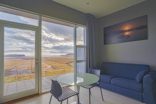 Black Beach Suites, In-room dining