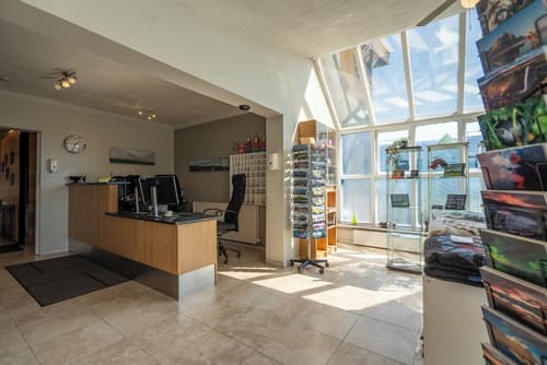 Hotel Laki, Reception