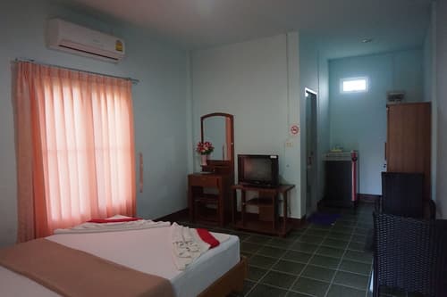 Bangsak Hut, Room