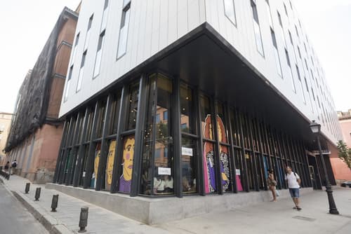 Bastardo Hostel, Exterior