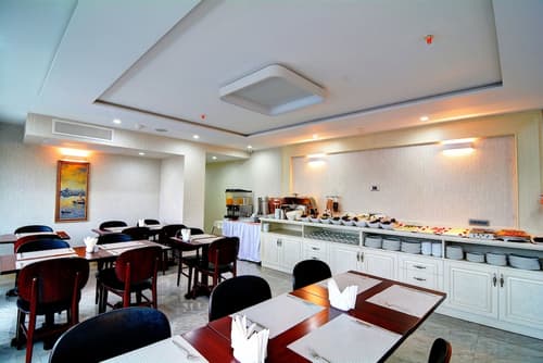 Novelty Hotel, Buffet