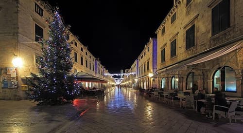 Nikola Apartments, Point of interest