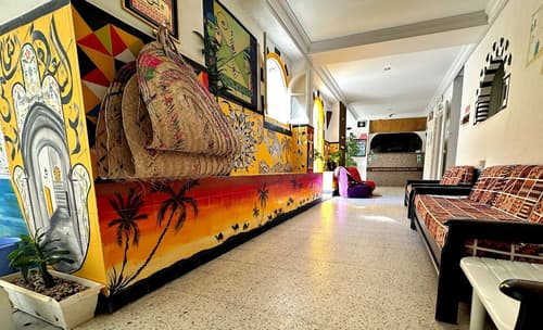 Hotel Paris, Reception