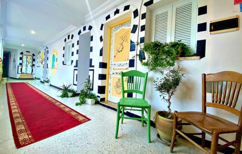 Hotel Paris, Reception