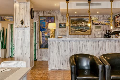 Hostal La Fonda, Reception