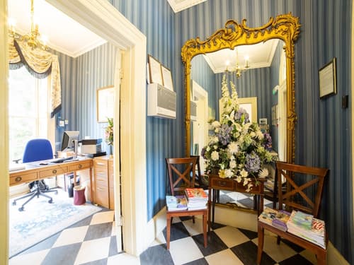 OYO Bailbrook Lodge, Bath, Lobby sitting area