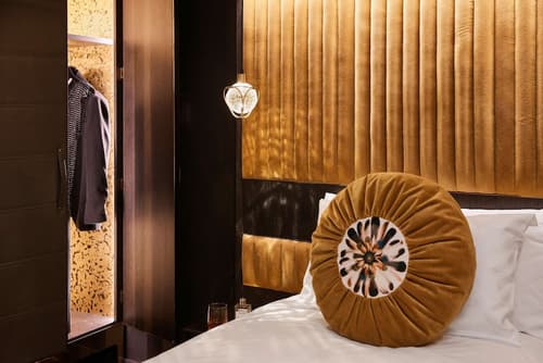 QT Perth, Primary image