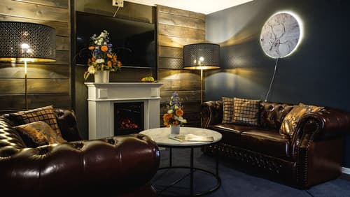 Golden Circle Suites