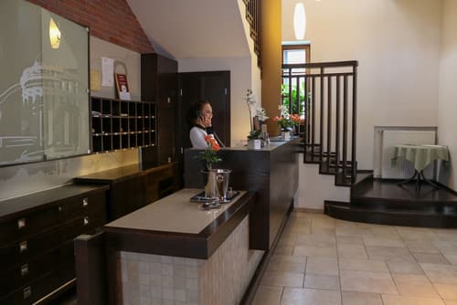 Bazilika alatt Panzió, Reception