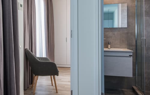 Spot Apart, Bathroom sink