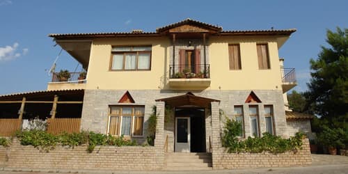 La Petite Planete, Property entrance