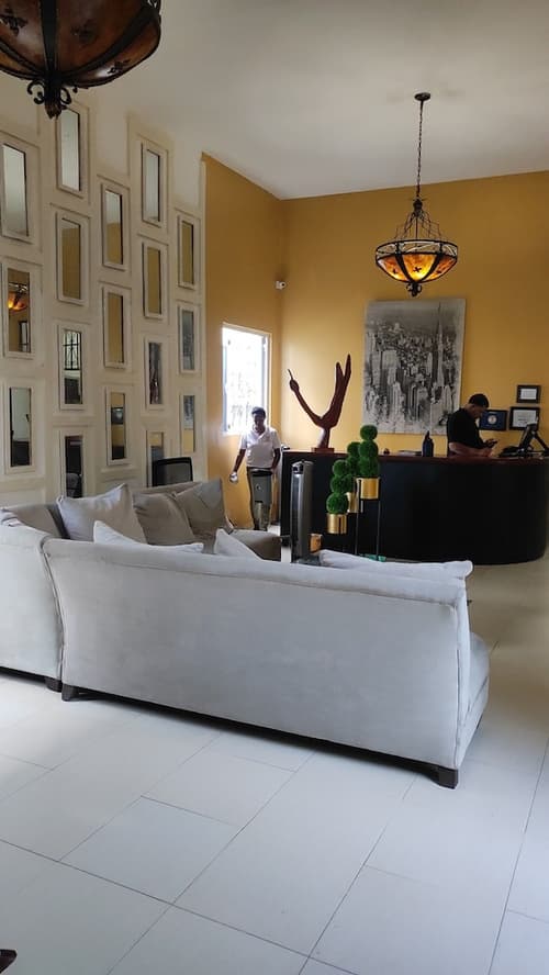 Hotel Class Colonial, Reception