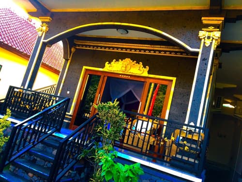 Amed Romance, Lobby sitting area