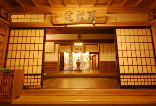 Koyasan Saizenin, Interior entrance