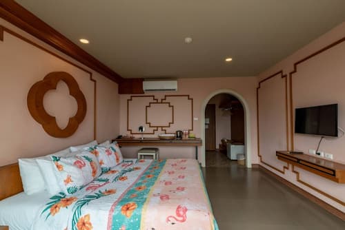 ROYAL PINEAPPLE HOTEL | A Welcome to Wealth and Good Fortune, Room