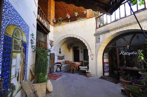 Kismet Cave House, Living area