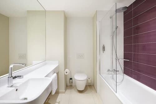 Premier Inn Berlin City Spittelmarkt, Bathroom