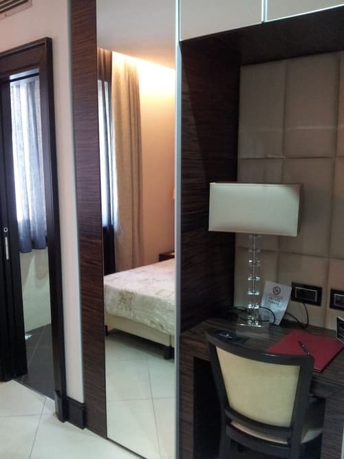 Hotel Excelsior, Room