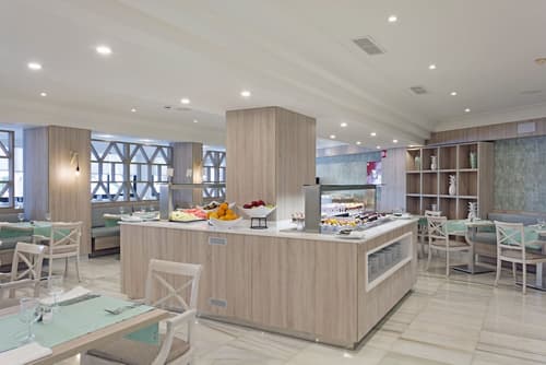 Ona Palmira Paguera, Restaurant