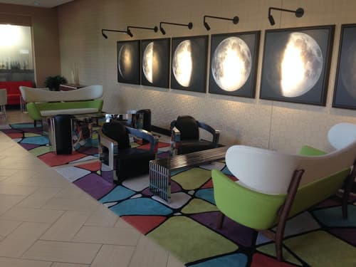 Moonrise Hotel, Lobby