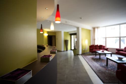 Janus Hotel, Reception