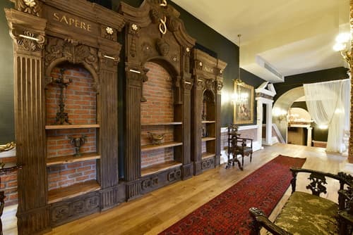 Sacred Mansion, Lobby sitting area