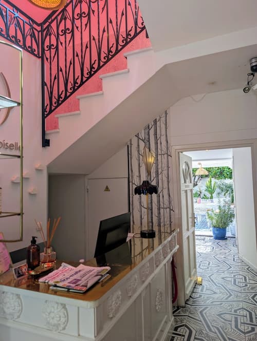 Hotel Mademoiselle, Reception