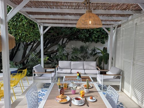 Hotel Mademoiselle, Garden