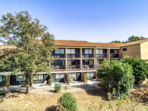 Le Bois d'Imbert, Front of property