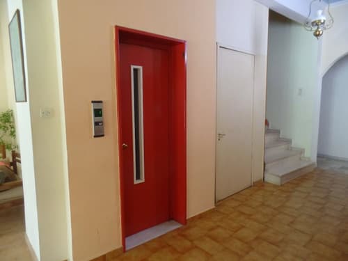 Hotel Inomaos, Interior entrance