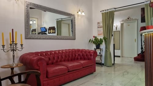 Charly Hotel, Reception