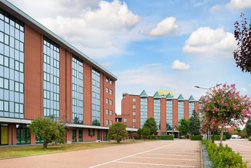 Rivoli Hotel, Front of property