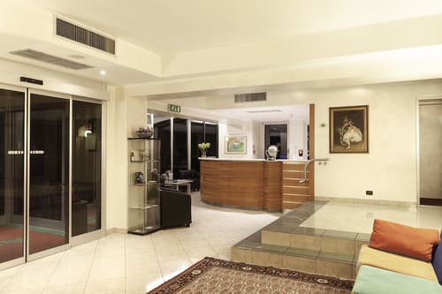 Augustus Hotel, Reception