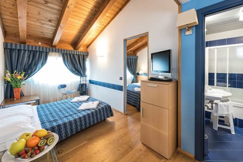 West Point Airport Hotel, Room