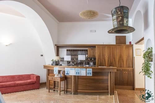 Albergo Cappello e Cadore, Interior entrance