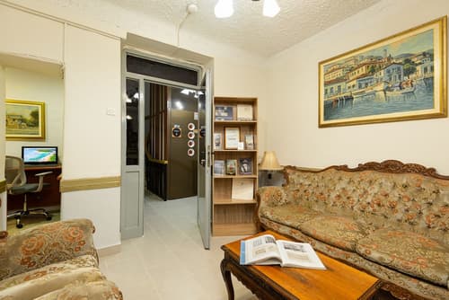 Nea Metropolis, Lobby sitting area