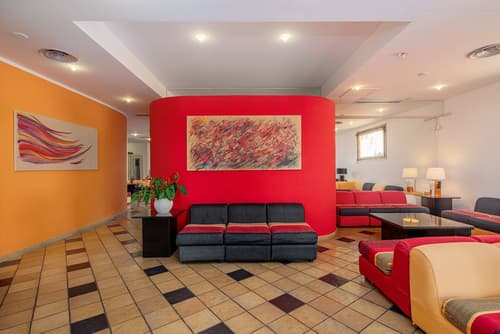 Marinaro, Lobby sitting area