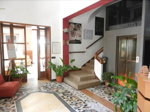 Hotel Paradiso, Interior entrance