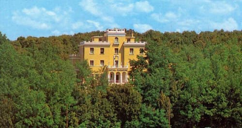 Hotel Paradiso, Primary image