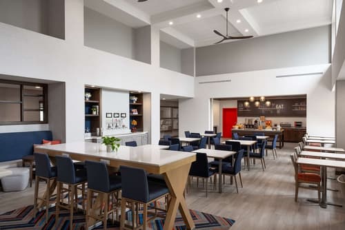 Hampton Inn & Suites Cape Cod-West Yarmouth, Lobby