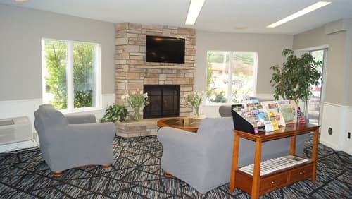 Super 8 by Wyndham Traverse City, Lobby