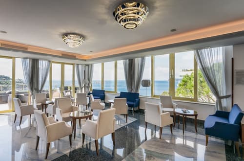 Hotel More, Reception