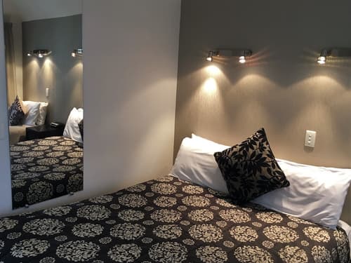 Cable Court Motel, Room