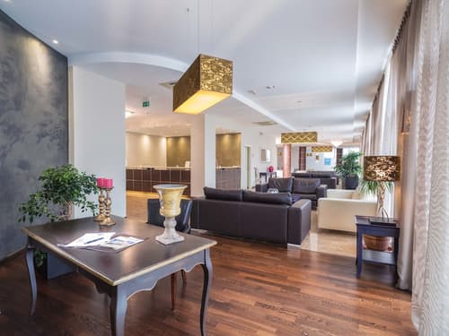 Hotel For You, Reception