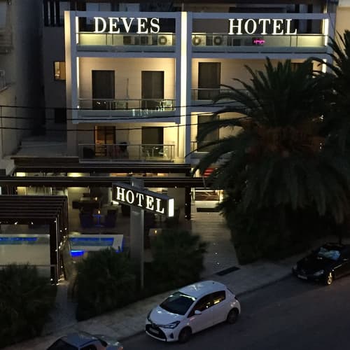 Deves Hotel, Front of property