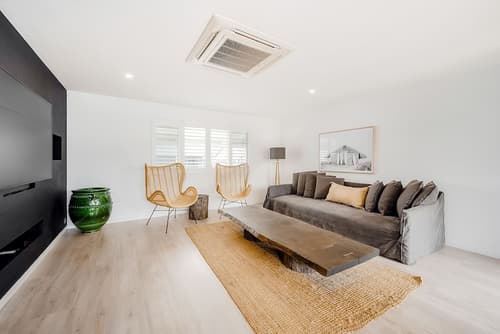 The Lord Byron, Room