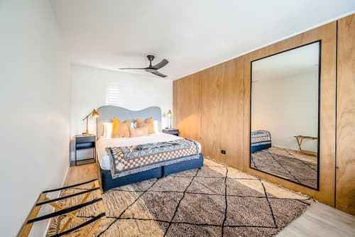 The Lord Byron, Room