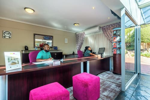 Signal Hill Lodge, Reception