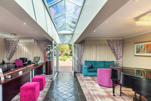 Signal Hill Lodge, Reception