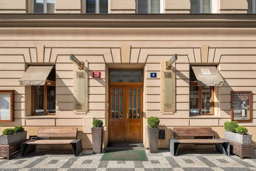 Hunger Wall Residence, Exterior